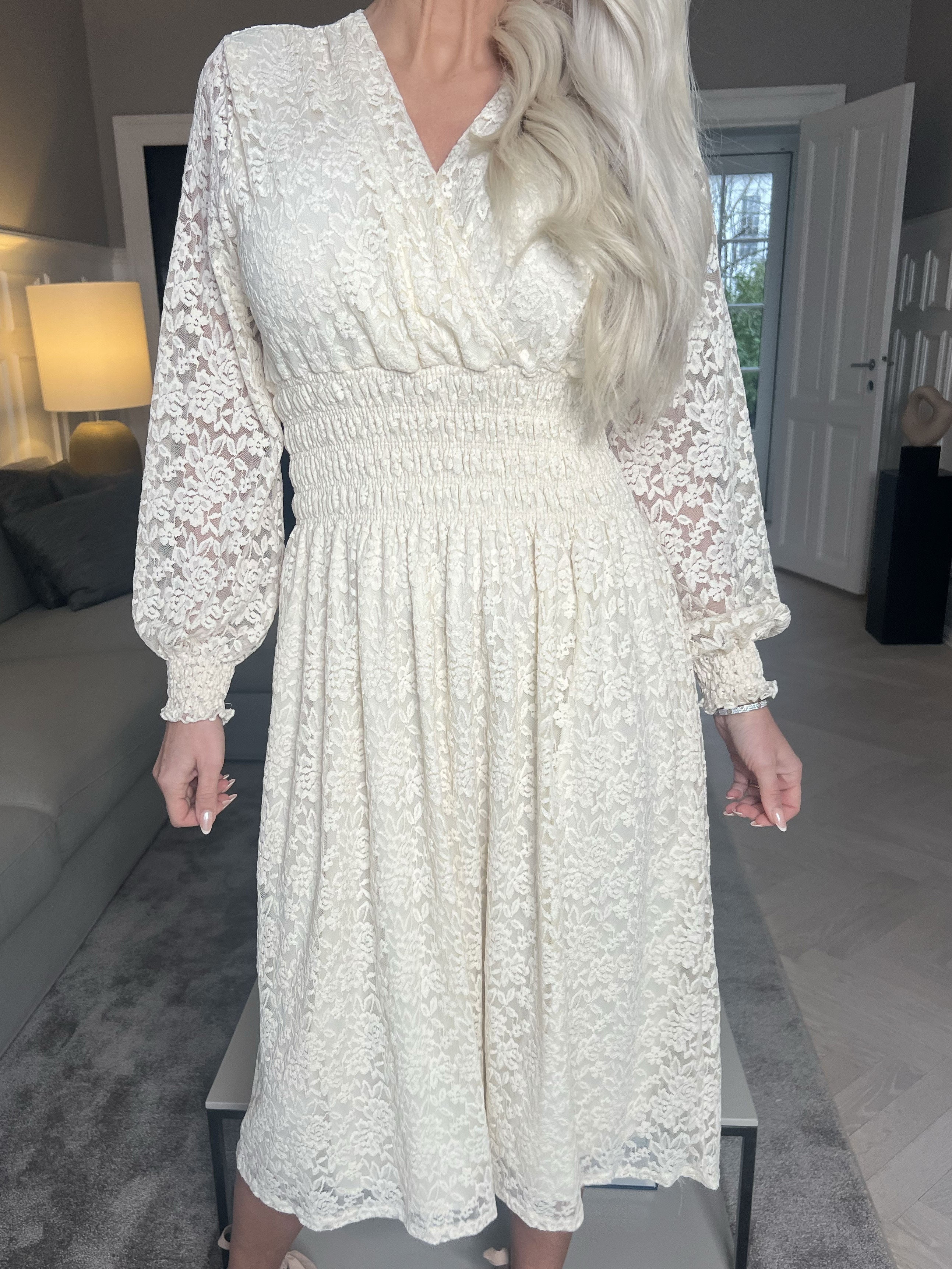 Pams Lace Midi L/S - Klänning i elastisk spets med lång ärm
